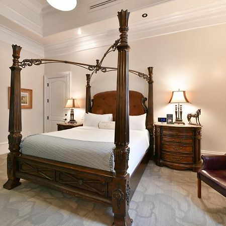 Kentucky Castle Hotel Versailles Bagian luar foto