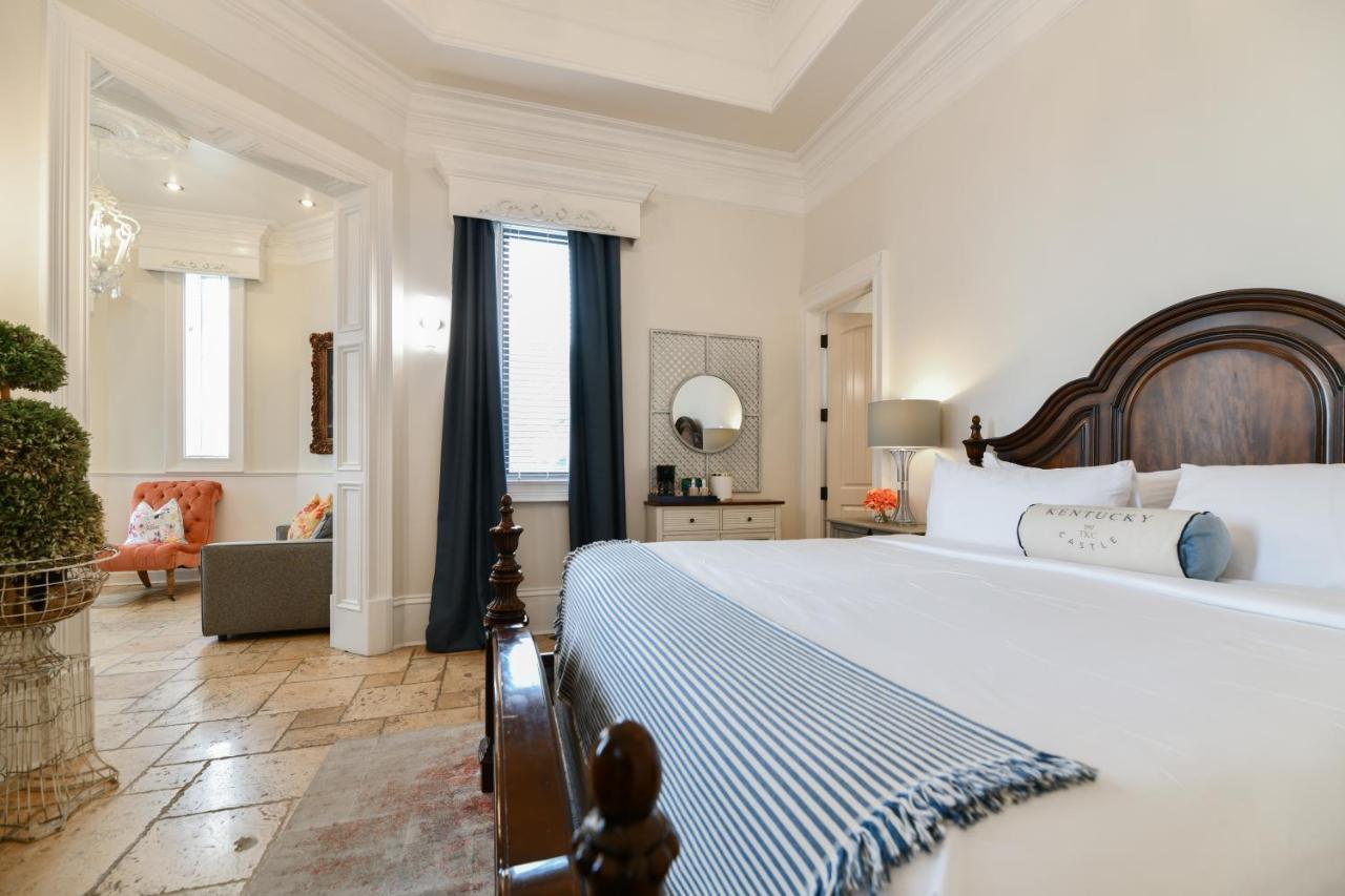 Kentucky Castle Hotel Versailles Bagian luar foto