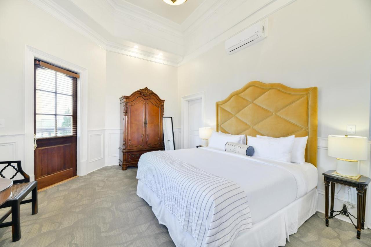 Kentucky Castle Hotel Versailles Bagian luar foto