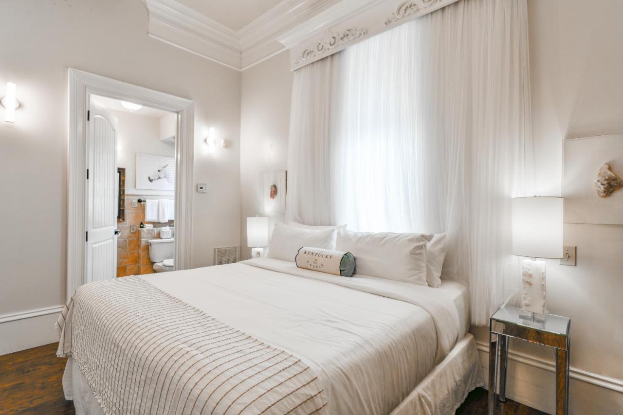 Kentucky Castle Hotel Versailles Bagian luar foto