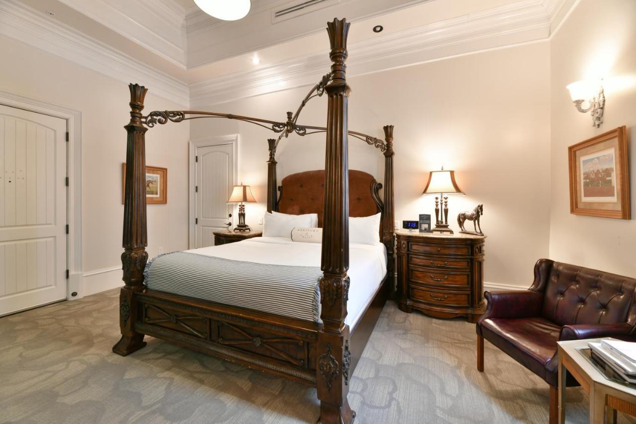 Kentucky Castle Hotel Versailles Bagian luar foto
