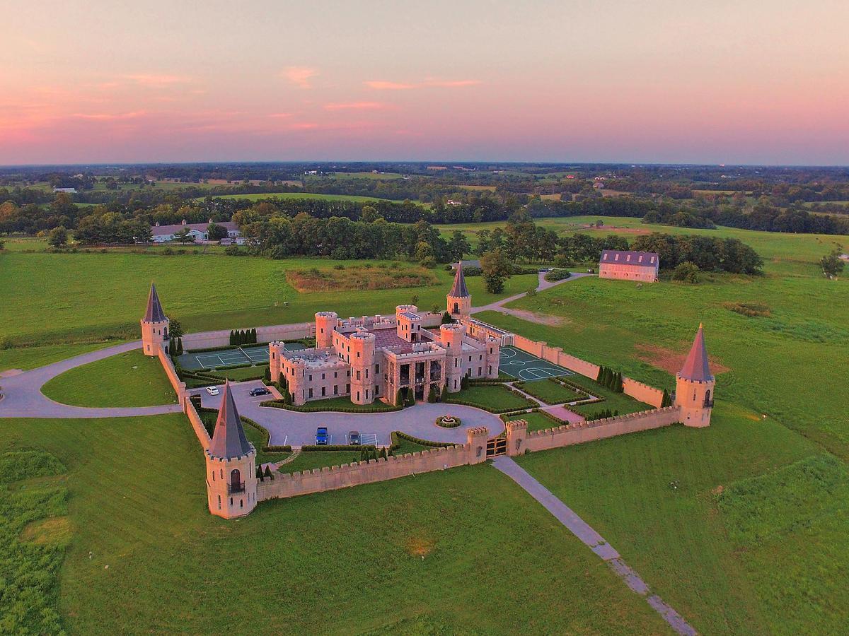 Kentucky Castle Hotel Versailles Bagian luar foto