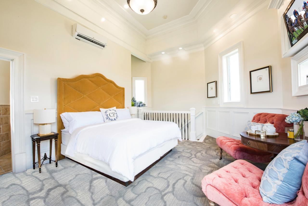 Kentucky Castle Hotel Versailles Bagian luar foto