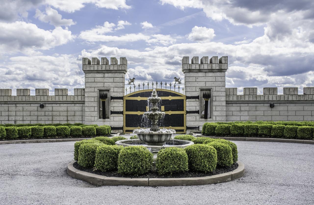 Kentucky Castle Hotel Versailles Bagian luar foto