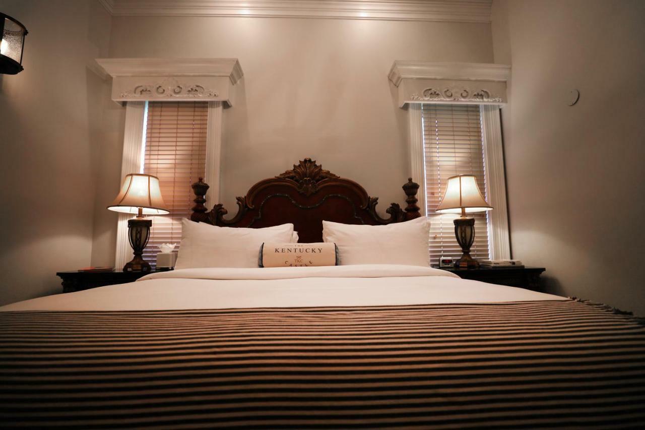 Kentucky Castle Hotel Versailles Bagian luar foto