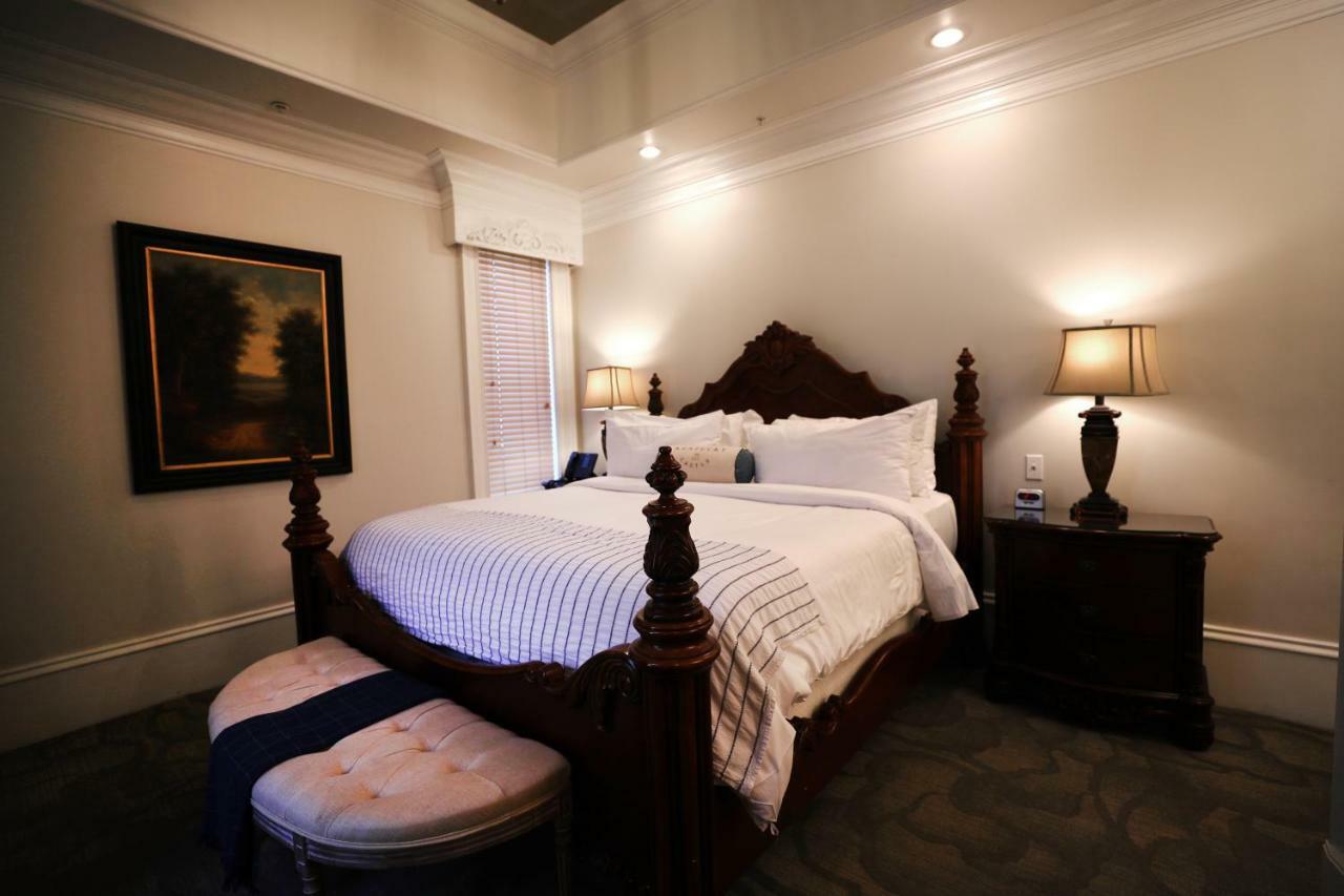Kentucky Castle Hotel Versailles Bagian luar foto