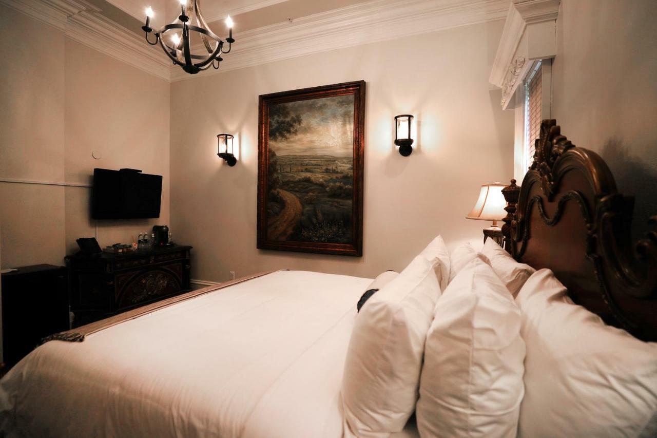 Kentucky Castle Hotel Versailles Bagian luar foto