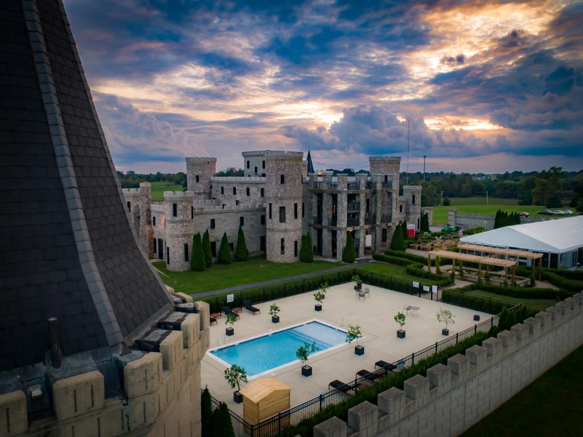 Kentucky Castle Hotel Versailles Bagian luar foto