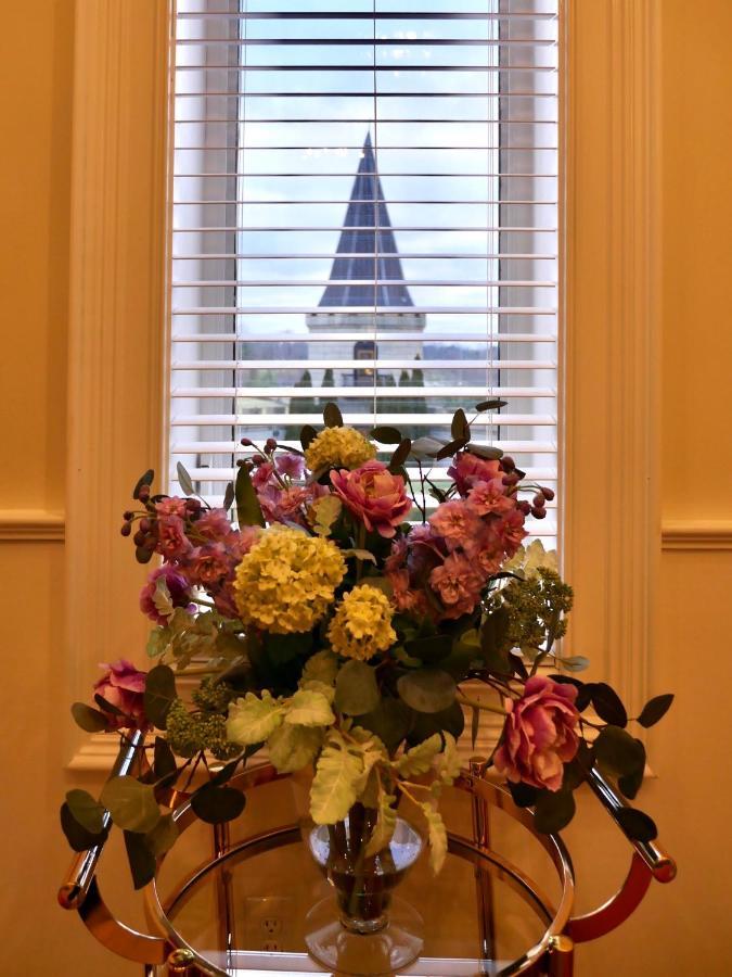 Kentucky Castle Hotel Versailles Bagian luar foto