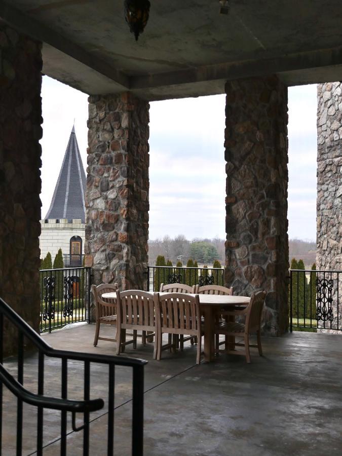 Kentucky Castle Hotel Versailles Bagian luar foto